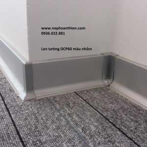 Lắp nẹp chân tường nhôm