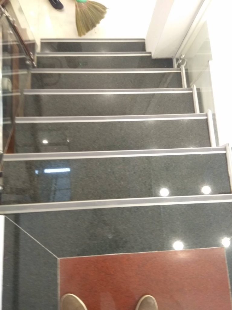 thi công nẹp chống trơn trượt cầu thang